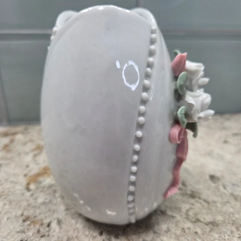Vintage Silvestri Handcrafted Porcelain Egg‎ Bud Vase Easter Wht Pink Roses 4.5